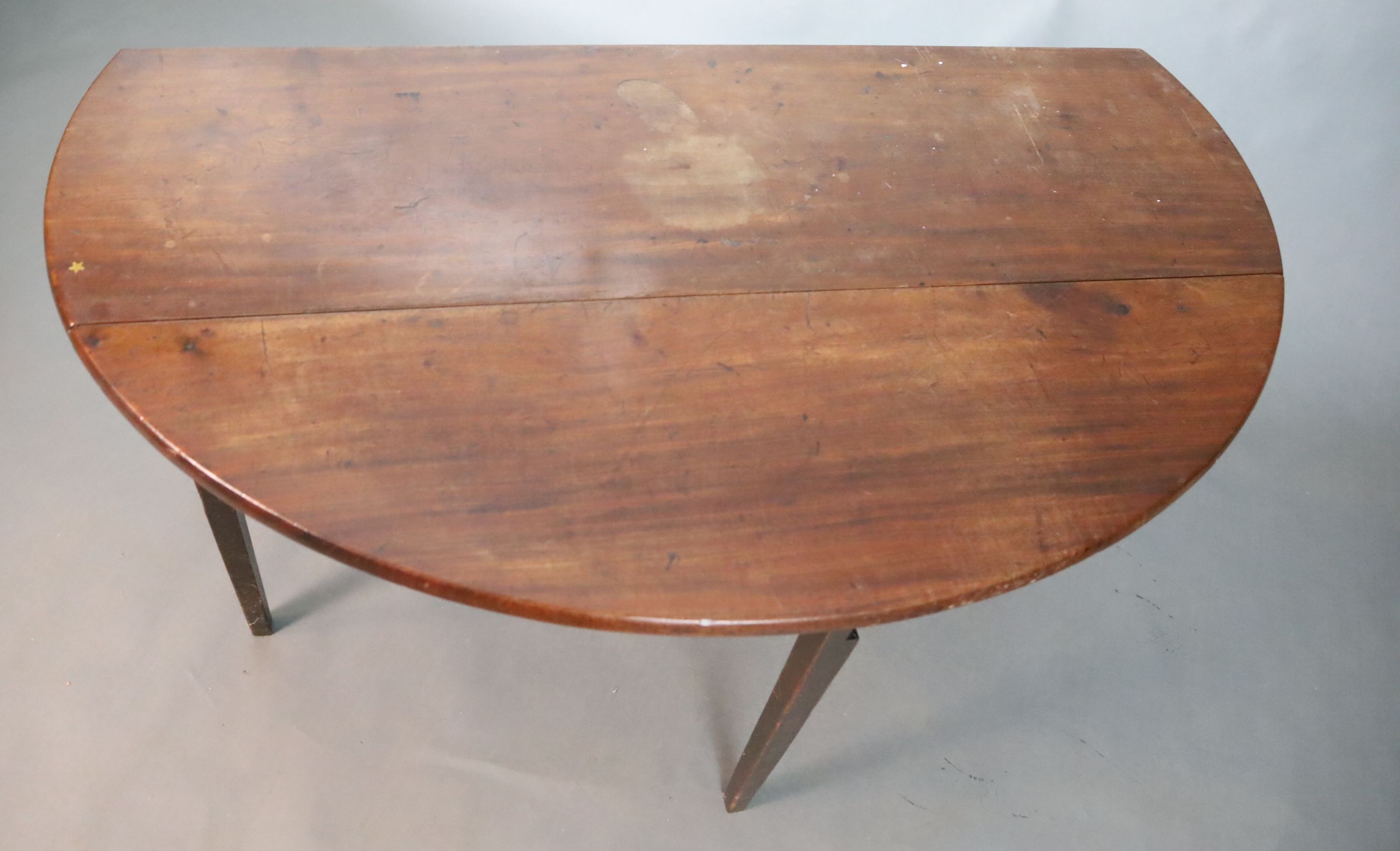 A George III mahogany supper table, W.114.5cm D.139.5cm H.74cm